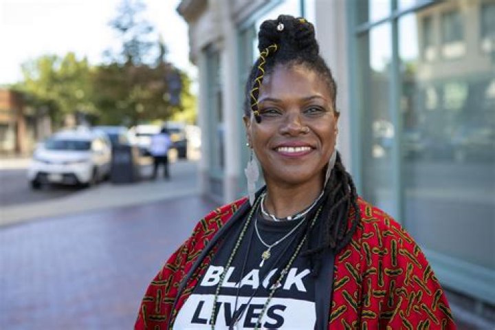 Did yvette leave community?