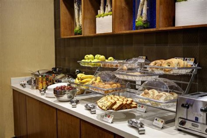 Do all Marriotts have free breakfast?