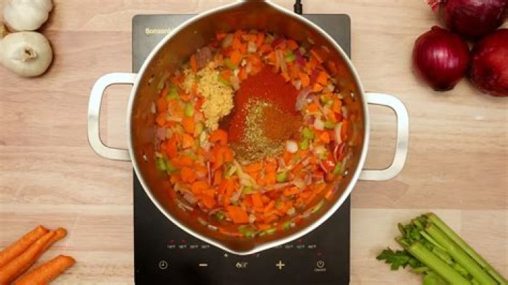 How do you make vegetarian chili from scratch?