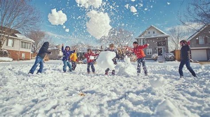 How do you throw snowballs in gta