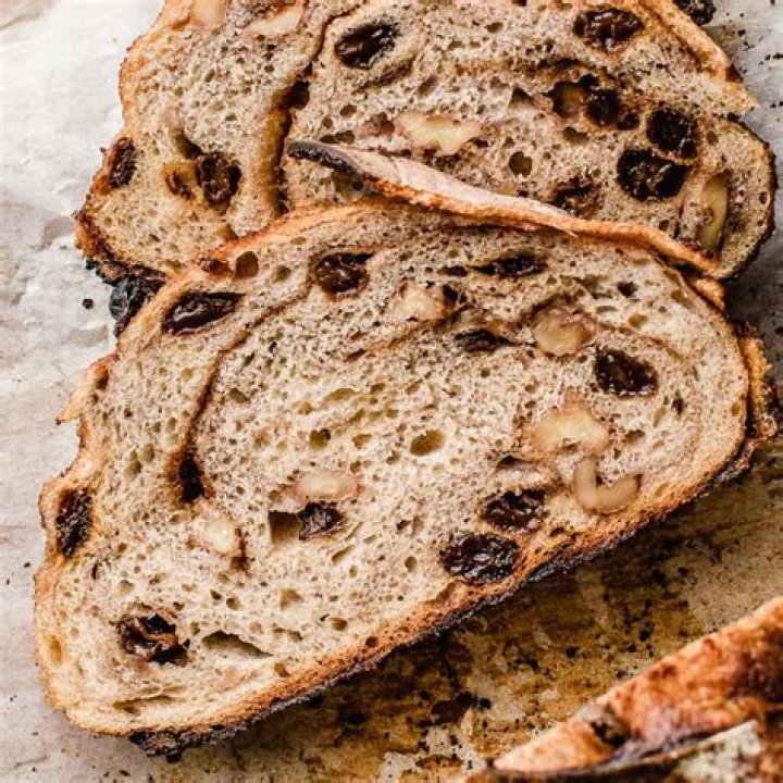 How many carbs are in cinnamon raisin bread?