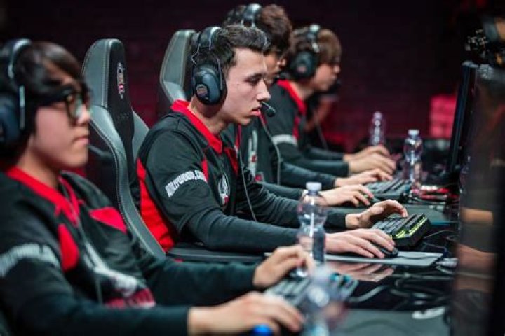 How much do pro league of legends players make