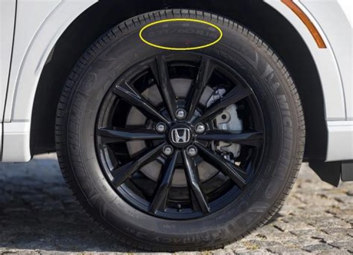 What size tires does a 2009 Nissan Sentra have?