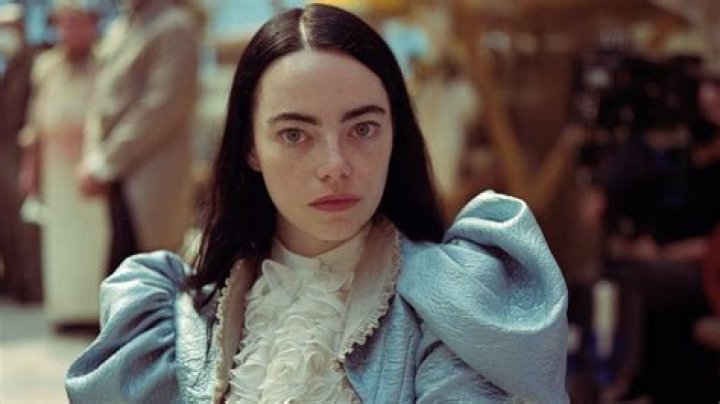 What time is the crown being released on Netflix?